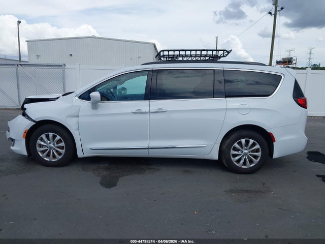 44798214 :رقم المزاد ، 2C4RC1BG6HR621596 vin ، 2017 Chrysler Pacifica Touring-l مزاد بيع