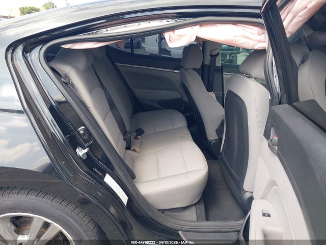 5NPD84LF2JH328221 Hyundai ELANTRA SEL