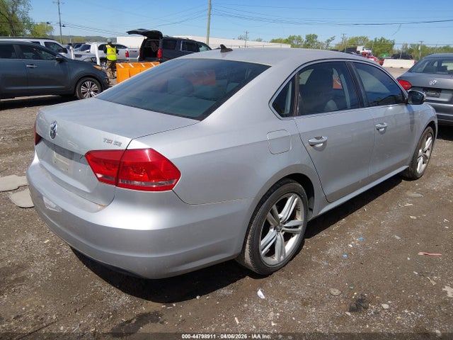 2014 Volkswagen Passat 1.8t Se მანქანა იყიდება აუქციონზე, vin: 1VWBS7A34EC044140, აუქციონის ნომერი: 44798911