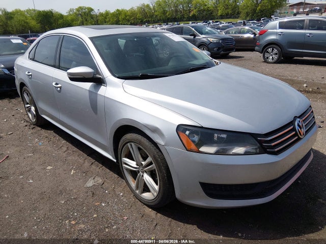 2014 Volkswagen Passat 1.8t Se მანქანა იყიდება აუქციონზე, vin: 1VWBS7A34EC044140, აუქციონის ნომერი: 44798911