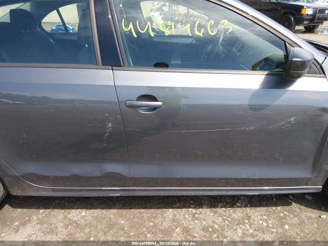 44799094 :رقم المزاد ، 3VWD17AJ2FM239986 vin ، 2015 Volkswagen Jetta 1.8t Se مزاد بيع