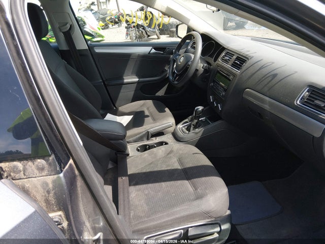 44799094 :رقم المزاد ، 3VWD17AJ2FM239986 vin ، 2015 Volkswagen Jetta 1.8t Se مزاد بيع