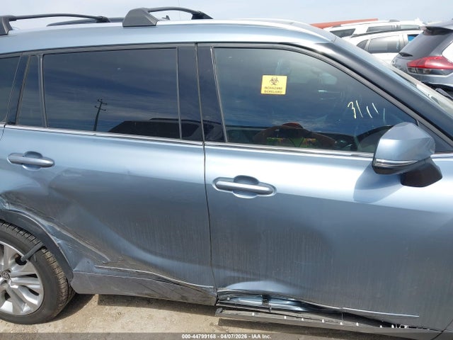 Toyota Highlander Limited 2022 5TDYZRAH6NS110816 Image 13