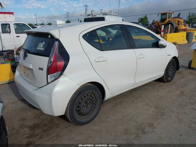 JTDKDTB36F1583649 Toyota Prius C Two
