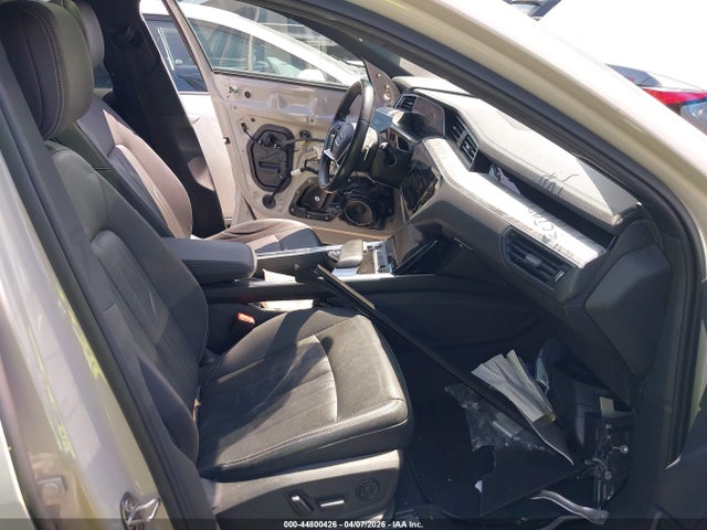 Продажа на аукционе авто 2022 Audi E-tron Premium Plus Quattro, vin: WA1LAAGE6NB011897, номер лота: 44800426