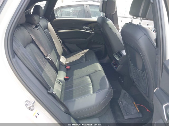 Продажа на аукционе авто 2022 Audi E-tron Premium Plus Quattro, vin: WA1LAAGE6NB011897, номер лота: 44800426