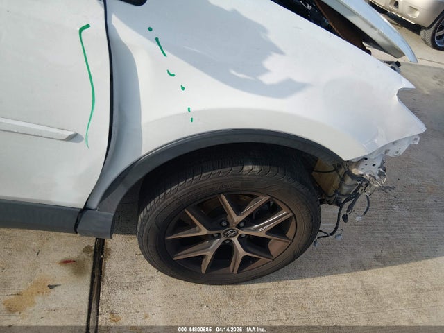 JTMNFREV9JJ157437 Toyota RAV4 SE