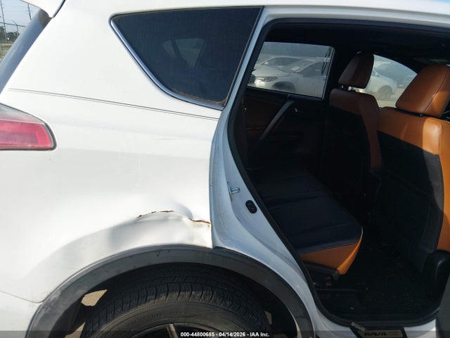 JTMNFREV9JJ157437 Toyota RAV4 SE