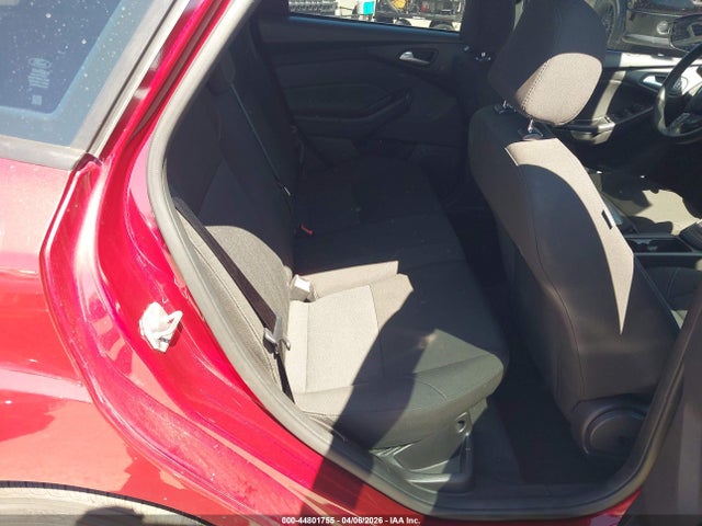 1FADP3K25FL267077 Ford FOCUS SE