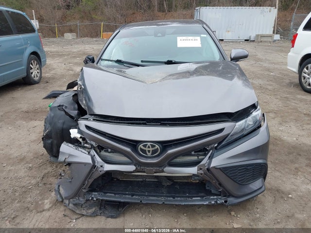 44801840 :رقم المزاد ، 4T1G11BK7MU045964 vin ، 2021 Toyota Camry Se Awd مزاد بيع