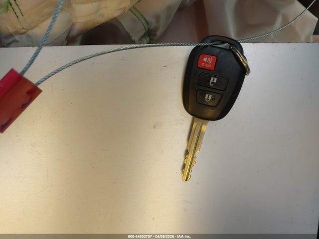 JTMZFREV1GJ064678 Toyota RAV4 LE