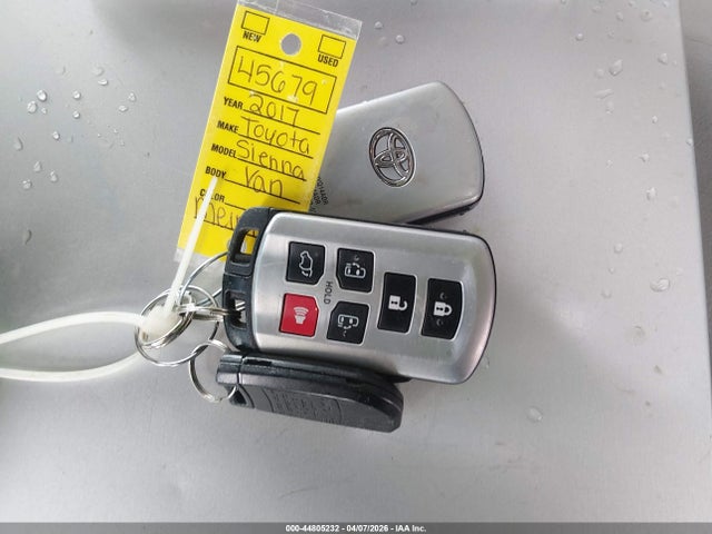 44805232 :رقم المزاد ، 5TDDZ3DC2HS161830 vin ، 2017 Toyota Sienna Xle 7 Passenger مزاد بيع