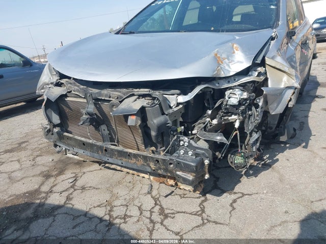 2T3NFREV9GW283226 Toyota RAV4 SE