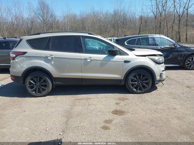 44805368 :رقم المزاد ، 1FMCU0G92HUE28691 vin ، 2017 Ford Escape Se مزاد بيع