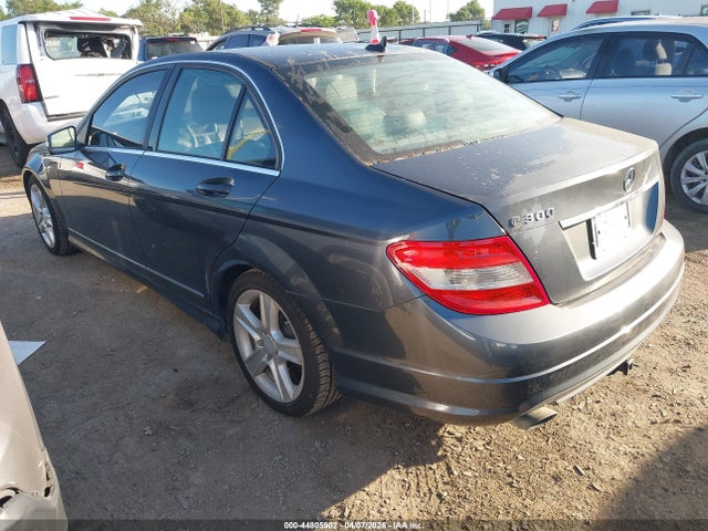2011 MERCEDES-BENZ C 300 WDDGF5EB8BR155081 Photo 2