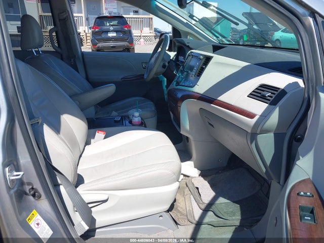 2011 TOYOTA SIENNA 5TDYK3DC6BS108271 Photo 4