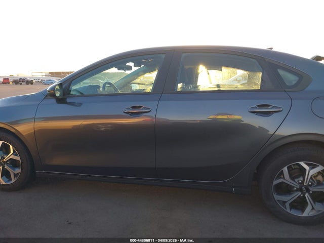 3KPF24AD9ME305183 KIA Forte Lxs