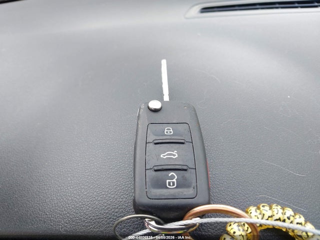 44806935 :رقم المزاد ، 3VWV67AT2DM645304 vin ، 2013 Volkswagen Beetle Turbo مزاد بيع