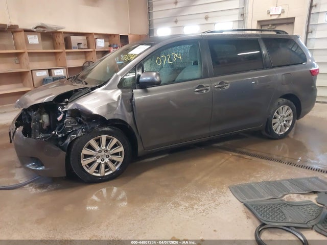 5TDJZ3DC5HS183064 Toyota Sienna Le 7 Passenger