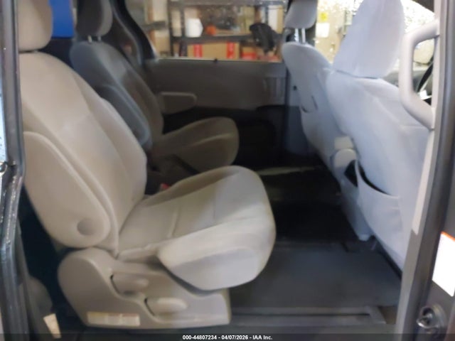 5TDJZ3DC5HS183064 Toyota Sienna Le 7 Passenger