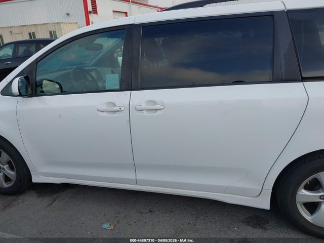 5TDKZ3DC6KS983108 Toyota Sienna Le 8 Passenger