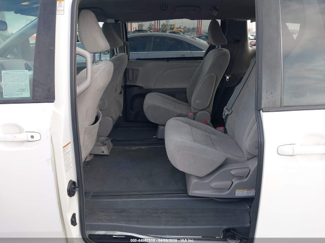 5TDKZ3DC6KS983108 Toyota Sienna Le 8 Passenger