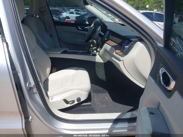 2021 Volvo Xc60 T5 Momentum მანქანა იყიდება აუქციონზე, vin: YV4102DKXM1684807, აუქციონის ნომერი: 44807836