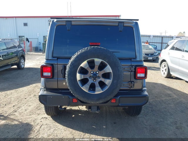 1C4HJXEG4JW316319 Jeep Wrangler Unlimited Sahara 4x4