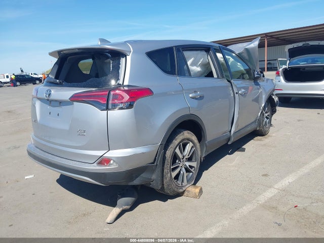JTMRFREV8JD235920 Toyota Rav4 Xle