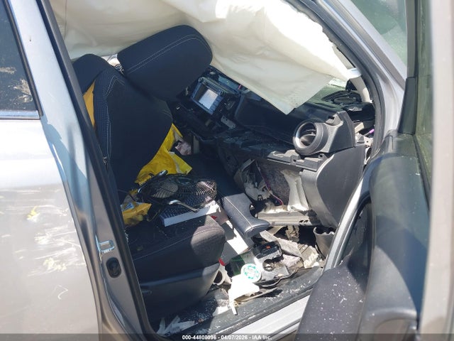 JTMRFREV8JD235920 Toyota Rav4 Xle