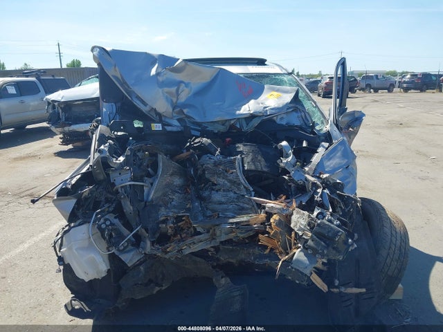 JTMRFREV8JD235920 Toyota Rav4 Xle