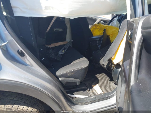 JTMRFREV8JD235920 Toyota Rav4 Xle