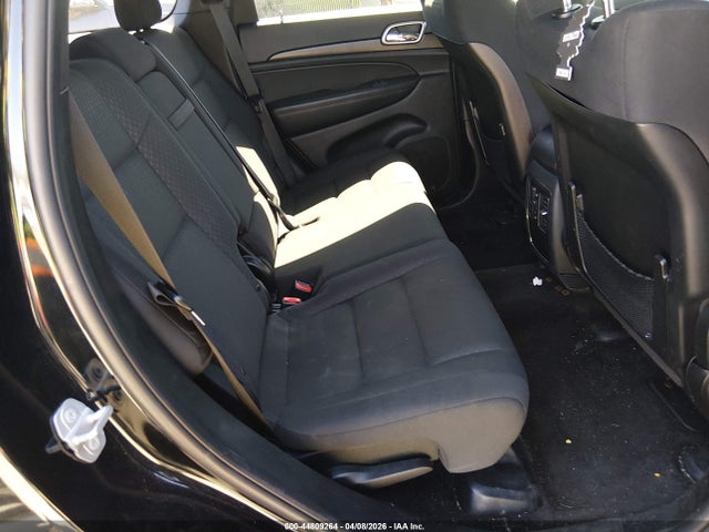 1C4RJEAG2JC168493 Jeep Grand Cherokee Laredo E 4x2
