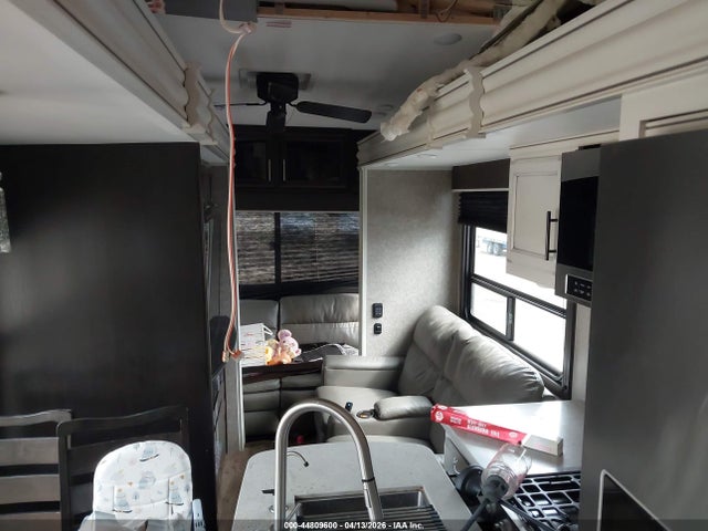 44809600 :رقم المزاد ، 1UJCJ0BV5M1WS0183 vin ، 2021 Jayco Camper مزاد بيع