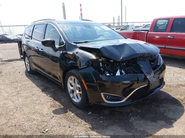 44809634 :رقم المزاد ، 2C4RC1FG0KR528672 vin ، 2019 Chrysler Pacifica Touring Plus مزاد بيع