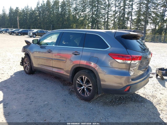 Toyota Highlander Le 2018 5TDBZRFH9JS904055 Image 3