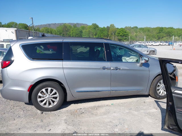 2017 Chrysler Pacifica Touring-l მანქანა იყიდება აუქციონზე, vin: 2C4RC1BG0HR524863, აუქციონის ნომერი: 44810164