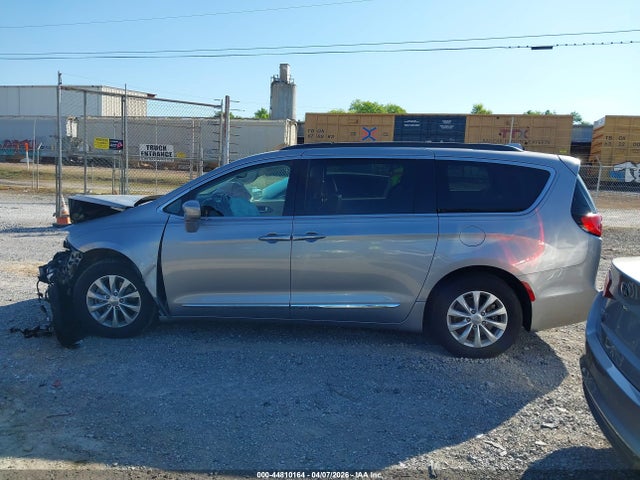 2017 Chrysler Pacifica Touring-l მანქანა იყიდება აუქციონზე, vin: 2C4RC1BG0HR524863, აუქციონის ნომერი: 44810164