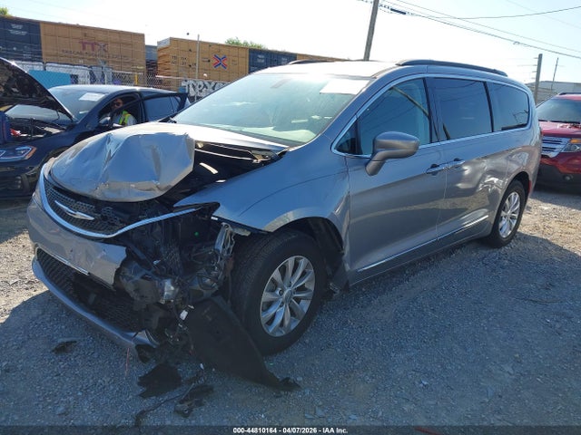 2017 Chrysler Pacifica Touring-l მანქანა იყიდება აუქციონზე, vin: 2C4RC1BG0HR524863, აუქციონის ნომერი: 44810164