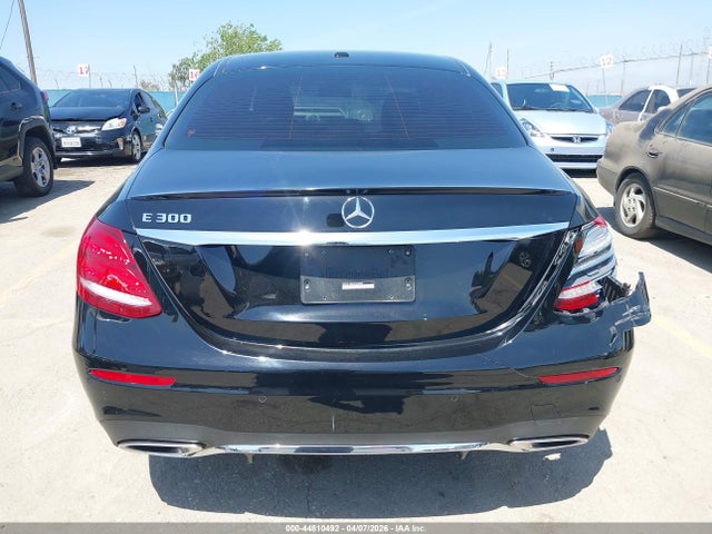 2018 Mercedes-benz E 300 მანქანა იყიდება აუქციონზე, vin: WDDZF4JBXJA366868, აუქციონის ნომერი: 44810492