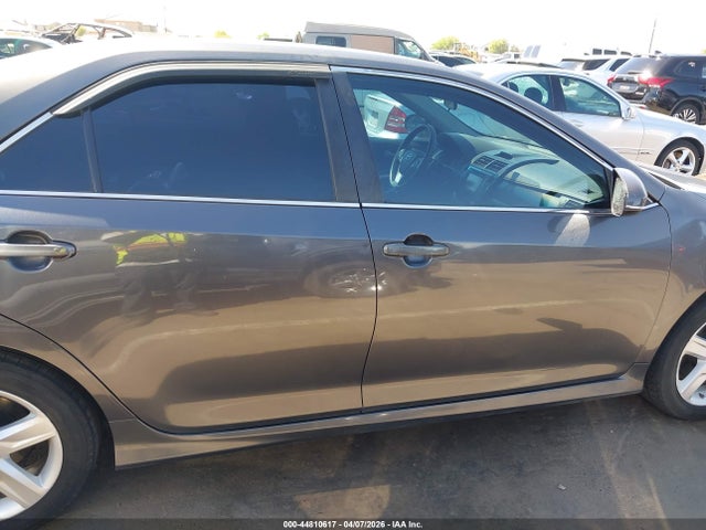 44810617 :رقم المزاد ، 4T1BF1FK3EU400135 vin ، 2014 Toyota Camry Se مزاد بيع