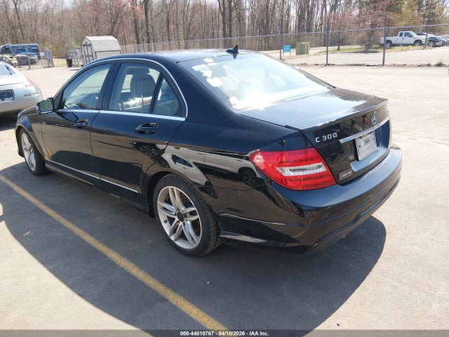 2012 MERCEDES-BENZ C 300 WDDGF8BB1CF876884 Photo 2