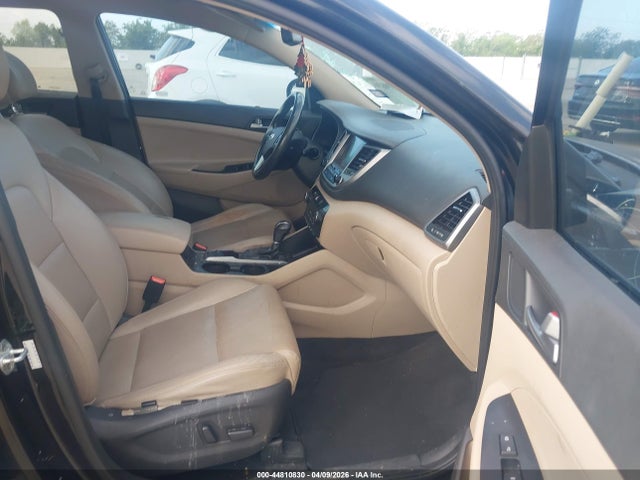 KM8J33A48HU479542 Hyundai Tucson Se Plus