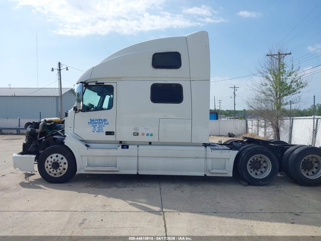 Продаж на аукціоні авто 2017 Volvo Vnl, vin: 4V4NC9EH5HN983163, номер лоту: 44810914