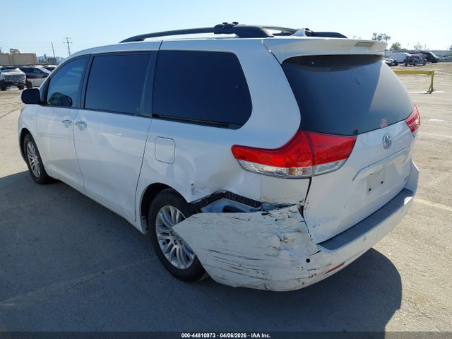 2011 TOYOTA SIENNA 5TDYK3DC7BS007370 Photo 2