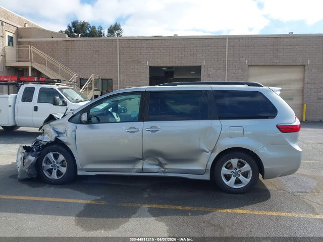 5TDKZ3DC0KS968412 Toyota Sienna Le 8 Passenger