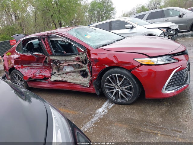 2022 Toyota Camry Xle Hybrid მანქანა იყიდება აუქციონზე, vin: 4T1F31AK4NU584227, აუქციონის ნომერი: 44811411