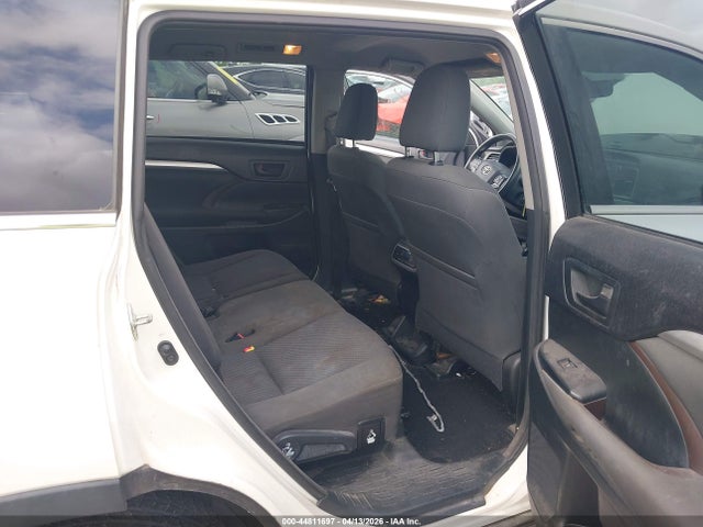 44811697 :رقم المزاد ، 5TDZARFH5FS016240 vin ، 2015 Toyota Highlander Le مزاد بيع
