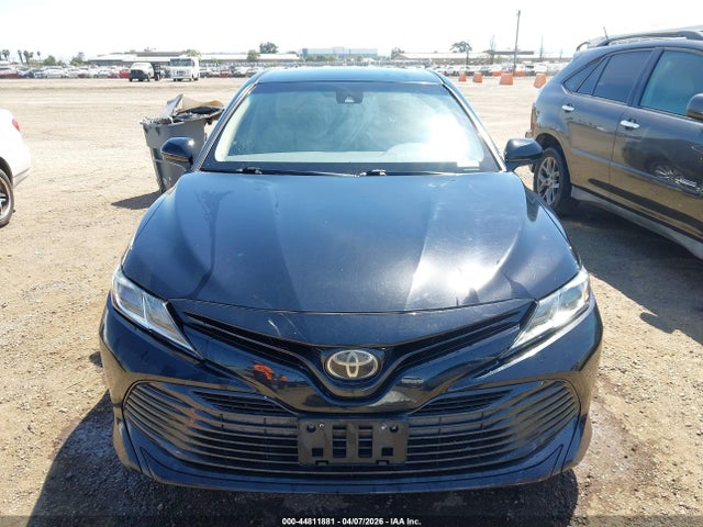 2018 Toyota Camry Le მანქანა იყიდება აუქციონზე, vin: 4T1B11HK1JU011080, აუქციონის ნომერი: 44811881