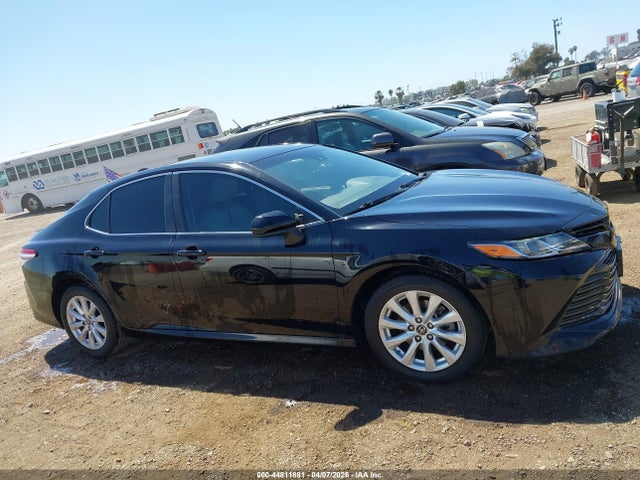 2018 Toyota Camry Le მანქანა იყიდება აუქციონზე, vin: 4T1B11HK1JU011080, აუქციონის ნომერი: 44811881